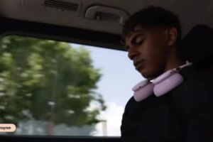 Lamine Yamal showed off the new pink Beats headphones for the first time