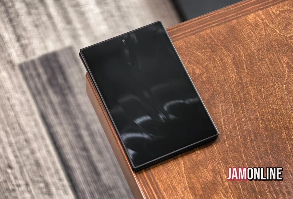 Galaxy Z Fold 8 appeared in black this time