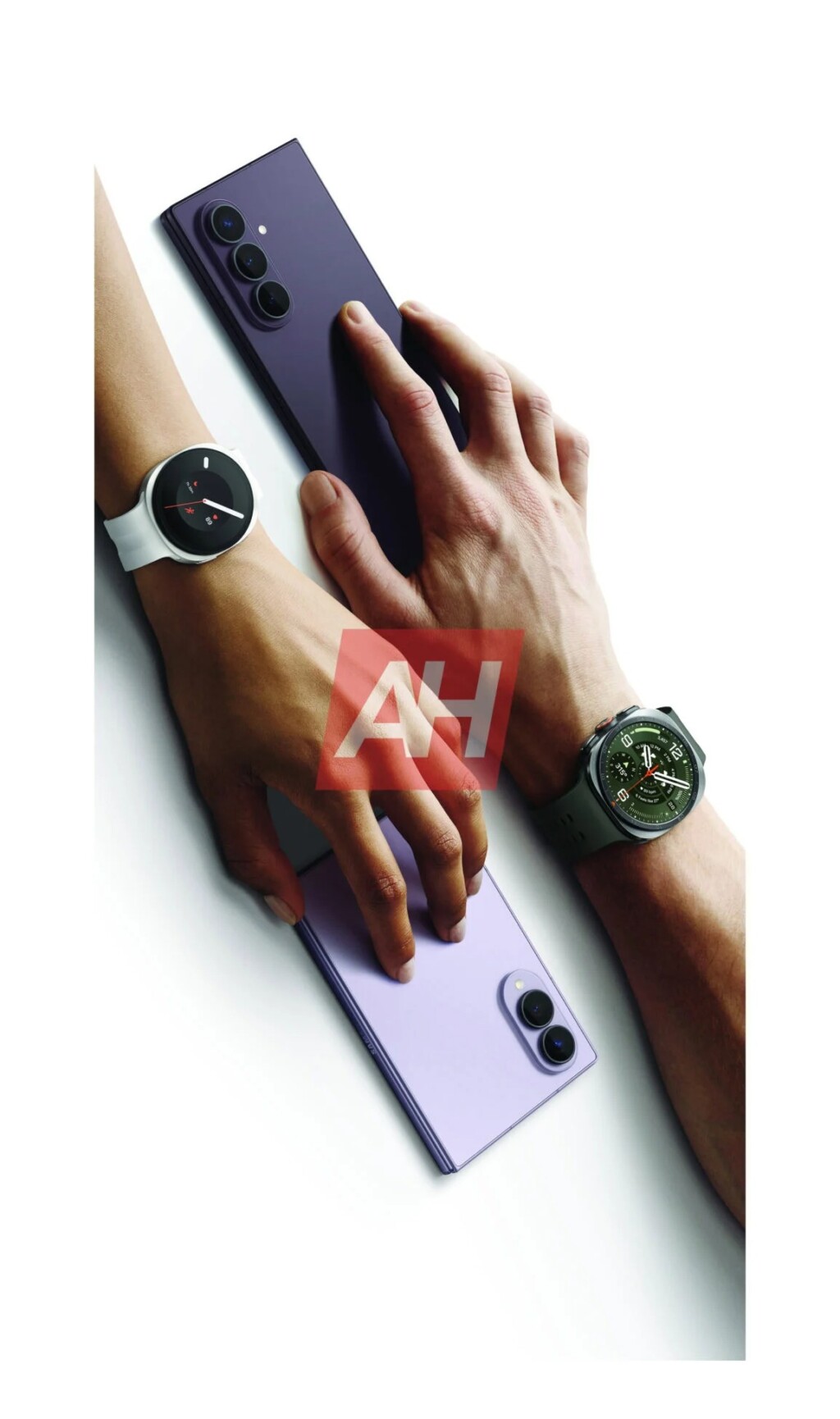 Galaxy Z Fold 8 appeared side by side for the first time with its new wide design