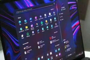 Windows 11 tests automatic dark mode