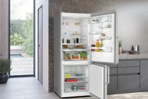 How does the humidity setting in the vegetable drawer maintain freshness?
